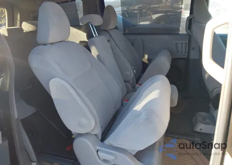 2017 Toyota Sienna Le 8 Passenger z USA, uszkodzony, nr VIN 5TDKZ3DC6HS830737